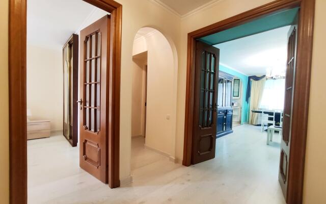 Tverskaya Street (Тверская Стрит) на улице 2-я Бресткая