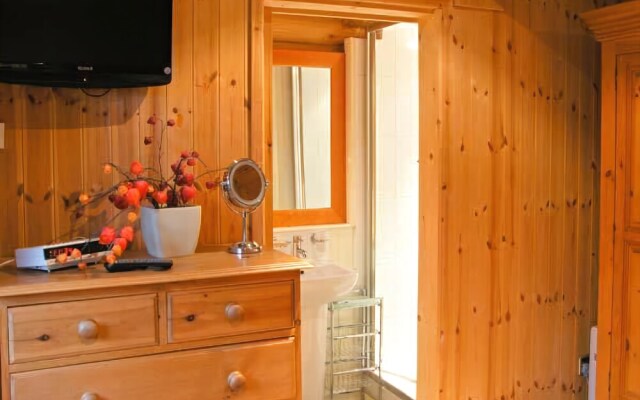 Cedar Log Cabin, Brynallt Country Park