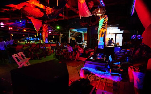 Dancing Elephant Beach Club - Hostel