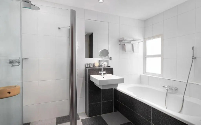 Отель DoubleTree by Hilton Rotterdam Centre