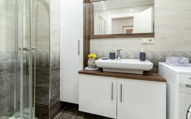 Vibrant and Central Flat With Balcony in Maltepe