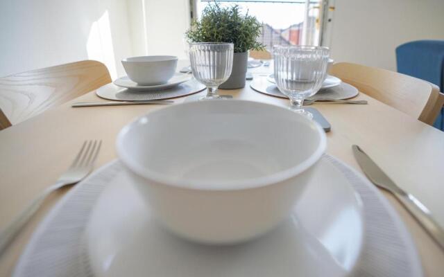 Rowsby Court - Stylish Apartment with Private Parking