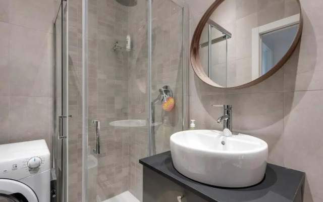 Easylife - L abbraccio dell affascinante P Romana