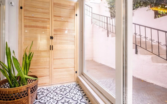 Central Flat With Backyard in Besiktas