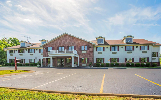 Econo Lodge Inn & Suites