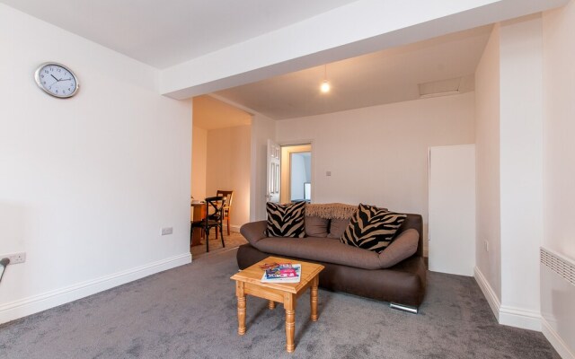 3 Bed Flat in Pedestrianized High Street