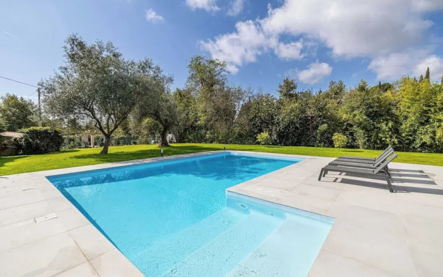 Modern Villa With Heated Pool and Garden