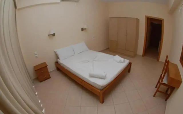 Nikos Hotel and Apartments