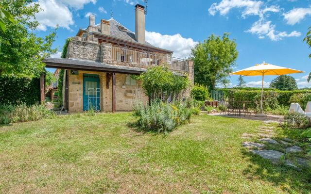 Garden-View Holiday Home in Dégagnac with Jacuzzi