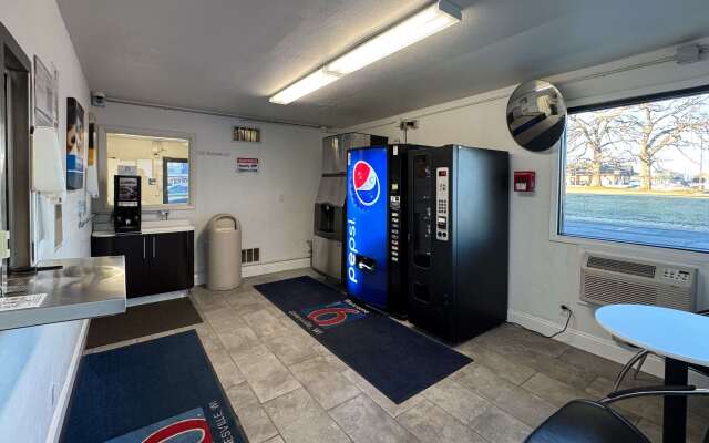 Motel 6 Janesville, WI