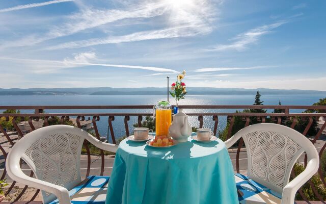 Apartment Franka - beautiful sea view & parking: A4 Stanici, Riviera Omis