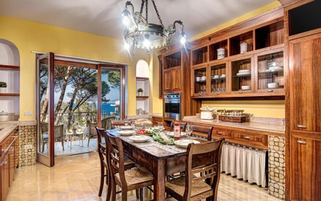 El Royale Suites Sorrento - Gold