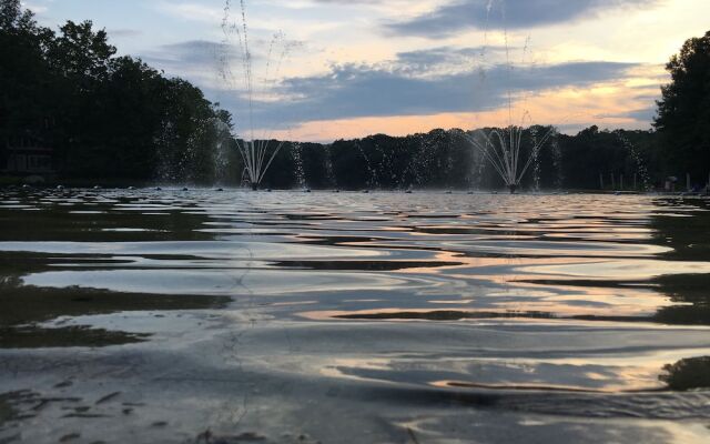 Beautiful Lakeside House Near Camelback
