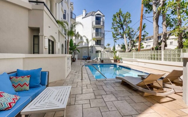 Gorgeous LA LA Land Beverly Hills 2BR - Fast Wifi - Free Parking! (BW2)