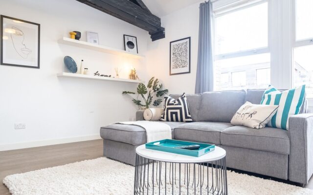 City View Three-bed Premier Apartment London