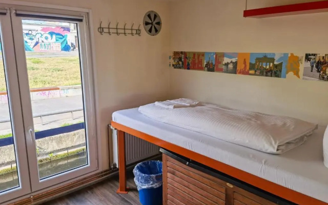 Eastern Comfort - The swimming hostel