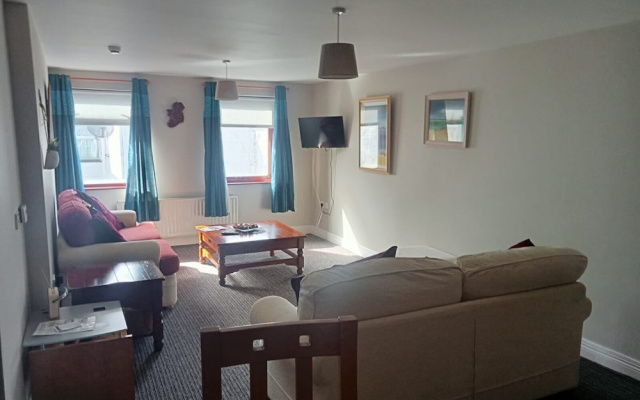 Central 2-bed Apt, Sleeps 5 Above Great Derry Pub