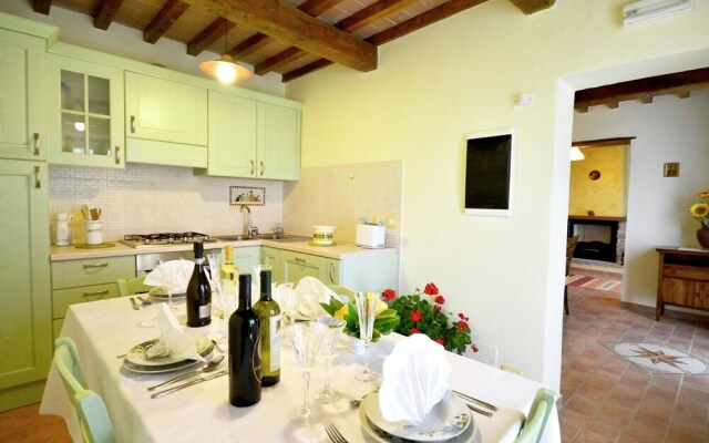 Villa with Private Pool near Cortona in Calm Countryside & Hilly Landscape