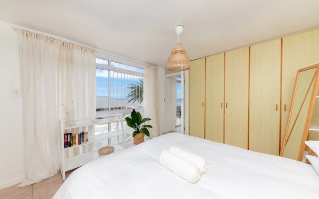 Stylish and Bright 1 Bedroom Apartment - Camps Bay