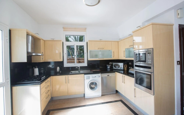 Villa Naomi, Beautiful 4bdr Central Protaras Villa with Private Pool