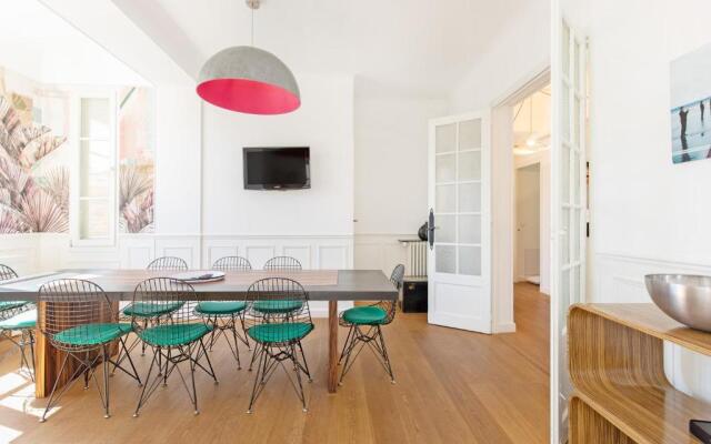 Palais Area: Modern 4 Bedrooms/ 4 Baths