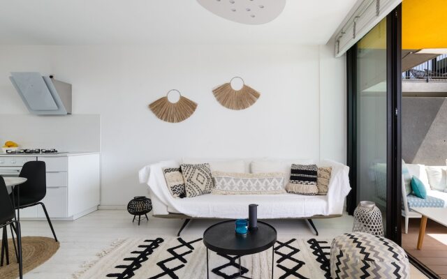 Beach House Style Condo & Pool