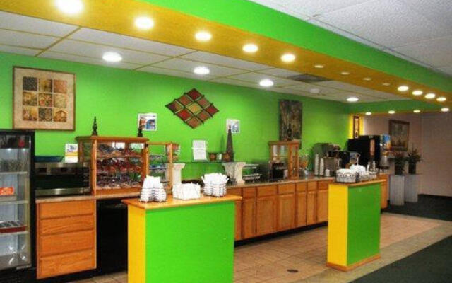 Econo Lodge Inn & Suites