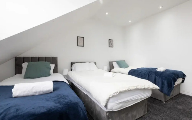 Leeds Retreat - 4BR House, Sleeps 10