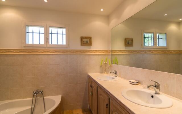 Luxurious Villa With Internet and Private Swimming Pool, Near Grasse