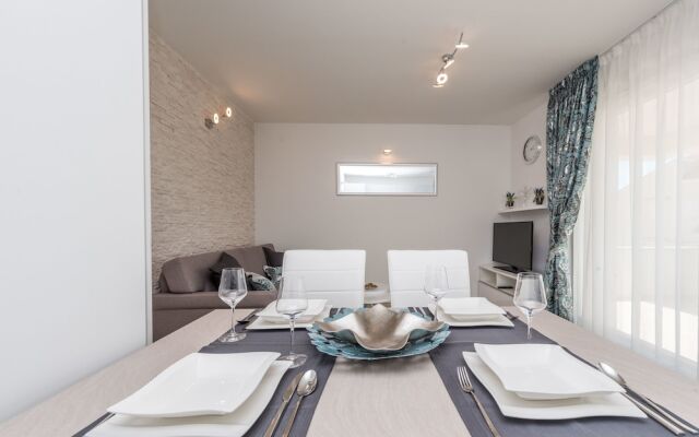 Apartments with Pool Villa Zora