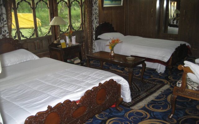 Wangnoo Houseboats