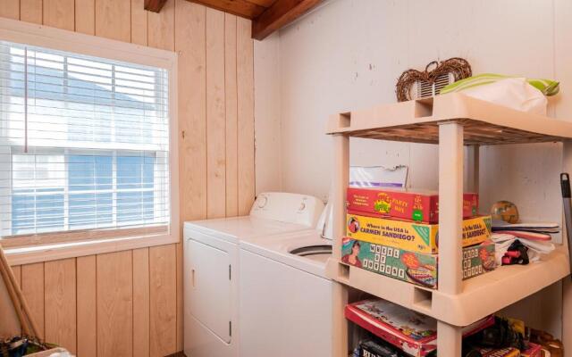 Chill'ax Inn by Oak Island Accommodations