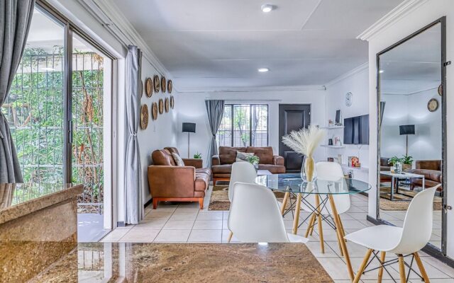 The Cottage-1 Bed-pool-bbq-fibre-solar-samrand