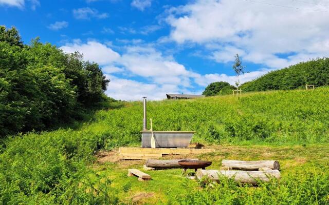 Brackenhill Glamping - Safari Tent with Hot Tub - Sleeps 6