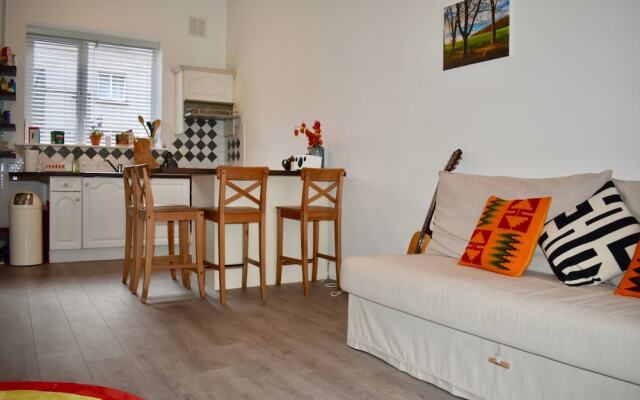 Central 1 Bedroom Apartment With Lively Decor