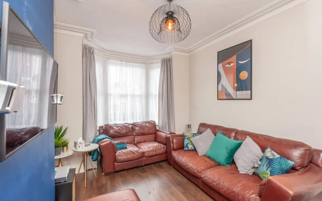 Leeds 4-bed House - Sleeps 9, Free Parking & Wifi