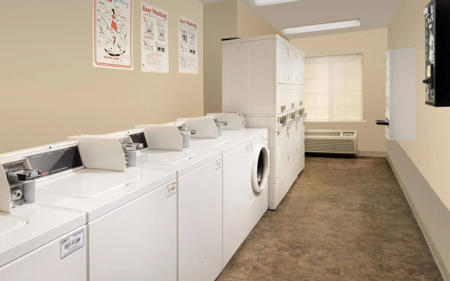 WoodSpring Suites Topeka