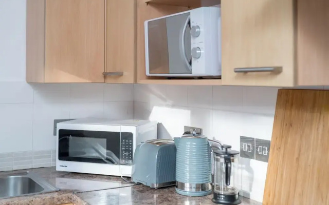 Spacious 1 Bedroom Apartment w/ Parking in Crawley