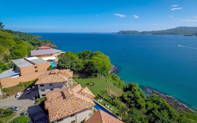 Amazing Ocean Views From This Nicely Equipped Condo