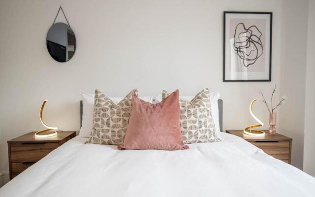 Luxe 3BR Great Central Apartment City View Near Sheffield