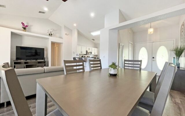 Lakeside Sunset 3 Bedroom by RedAwning