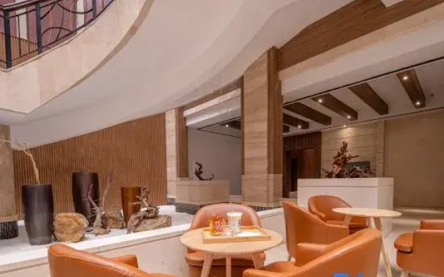 Xinzou Century Hotel (Fenghuang Plaza)