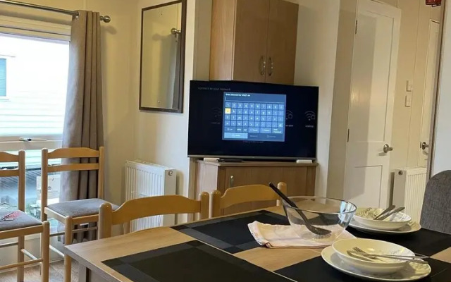 Impeccable 4-bed Caravan in Clacton-on-sea