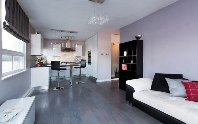 Bright Top Floor 2BR Central London – Great Views!