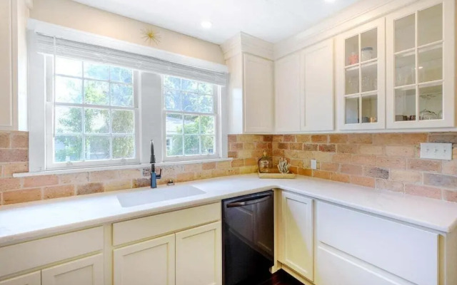 House on 6th- 3 Bed/2 Bath Home Located a Short Drive to Downtown Gulfport