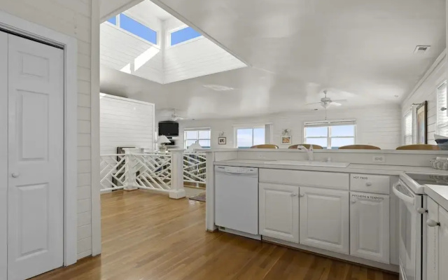 Suncatcher 4 Bedroom Home by RedAwning