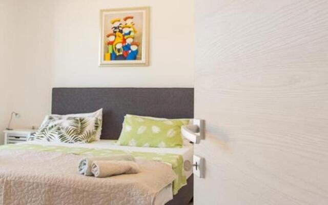 JoNa - with pool - H(8)