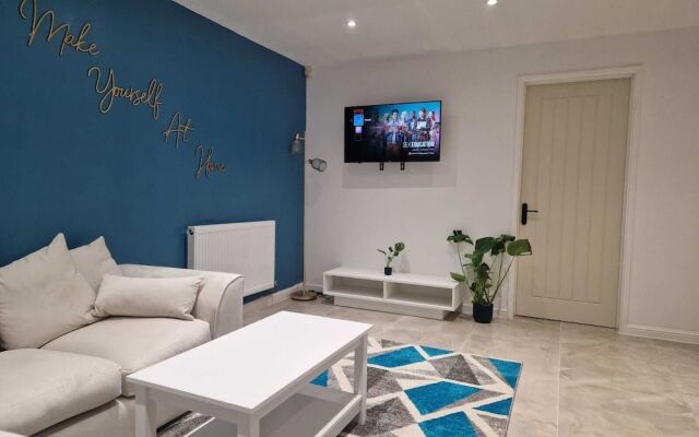 Stunning 3-bed Home Near City Centre, Chic Comfort