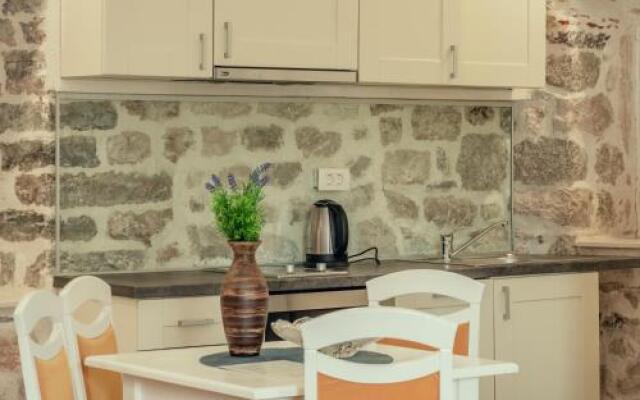 Sunny Port Apartment & Rooms