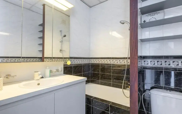 Apartment on Zeedijk With Sea Views